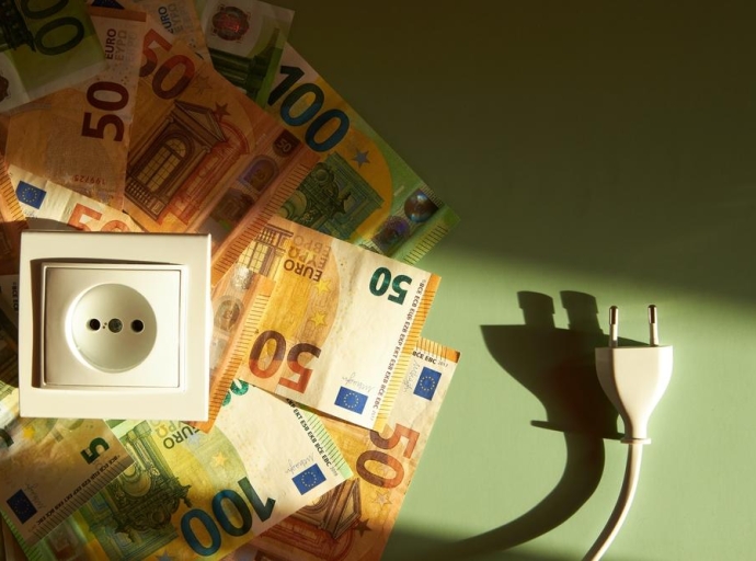 CONSUMI &quot;ASSEDIATI&quot; DA INFLAZIONE E CARO ENERGIA